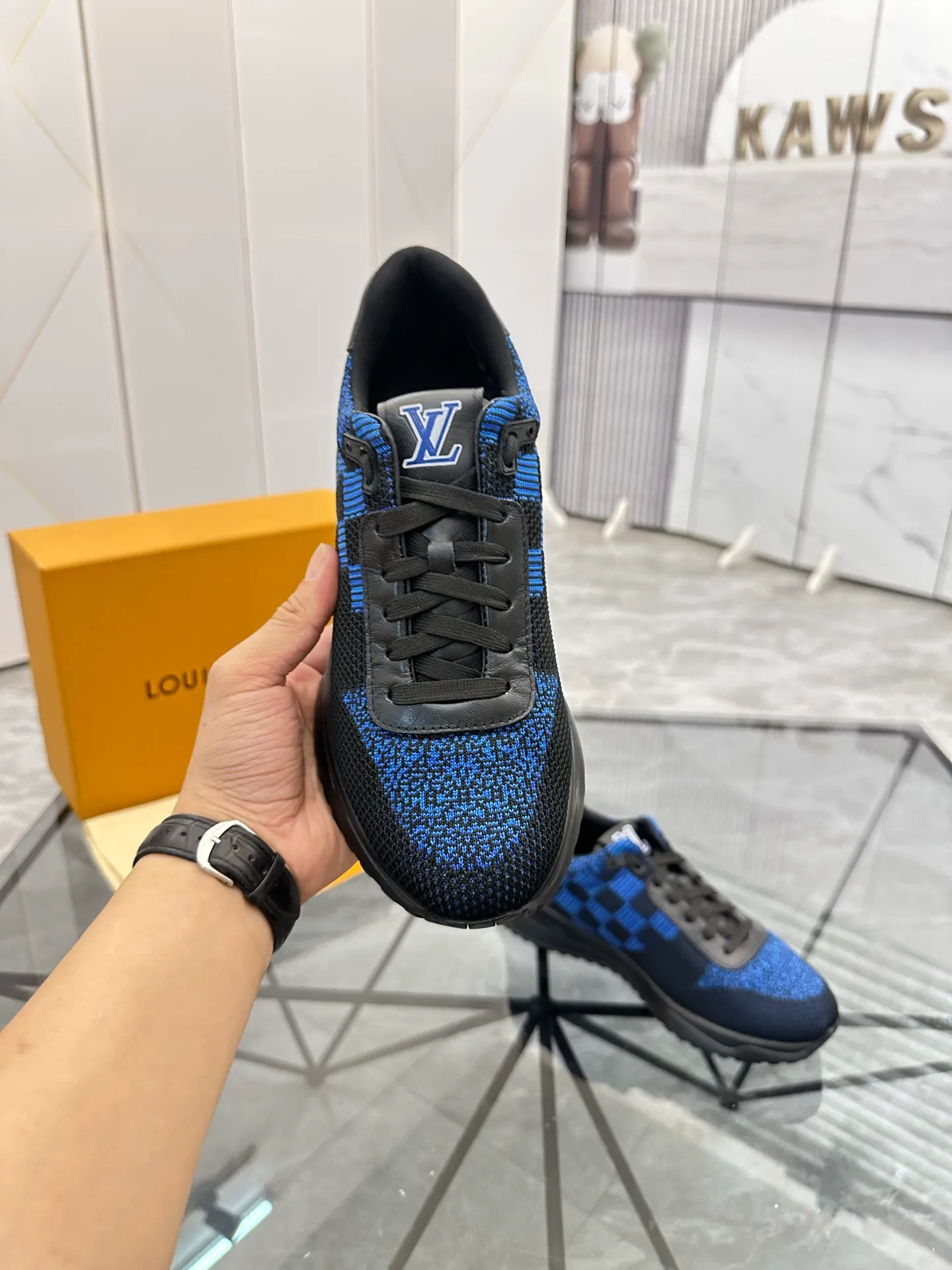 Men's shoes for sale💰: 💰P560¥ High-end quality Product trademark: LV* "Louis Vuitton*" low-top sneakers Regular size: 38-44 (can be customized to 45.46.) Product materials: imported breathable fly knit upper, breathable lining, original raw rubber translucent combination outsole. Number: 2068